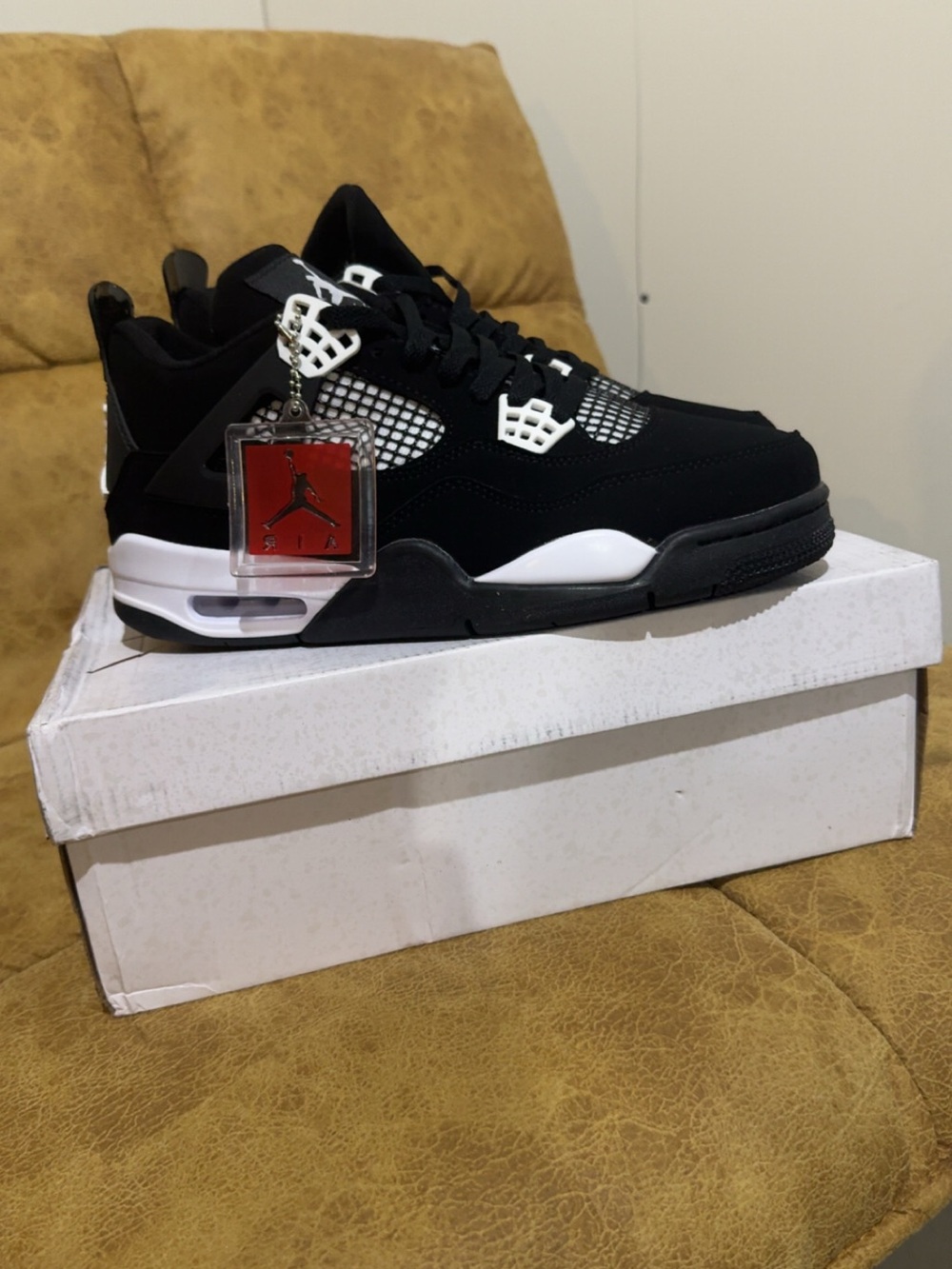 Jordan Men's Black and White Retro Basketball Sneakers